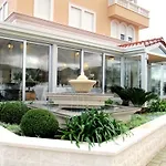 Palace 4*