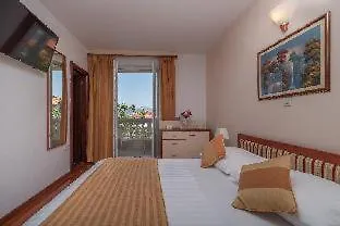 Palace 4* Τρογκίρ