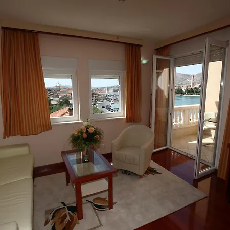 Отель Palace 4*