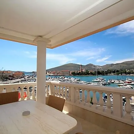 Palace 4* Τρογκίρ