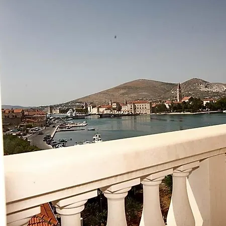 Palace Τρογκίρ