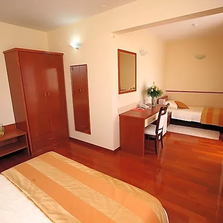 Palace 4* Τρογκίρ
