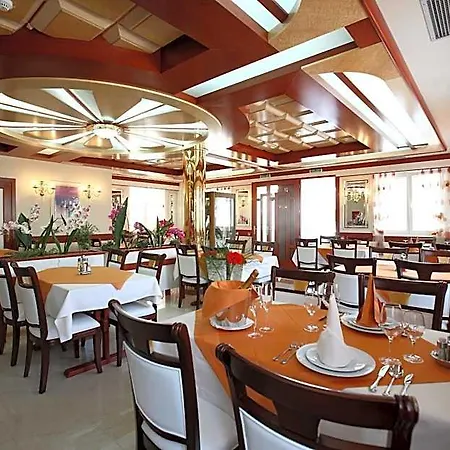 Palace Ξενοδοχείο 4*