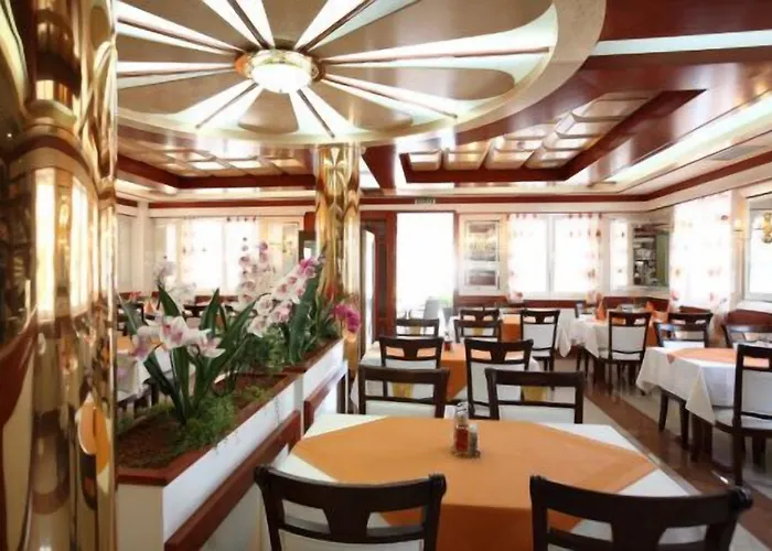 Отель Palace 4*