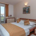 Palace 4* Τρογκίρ