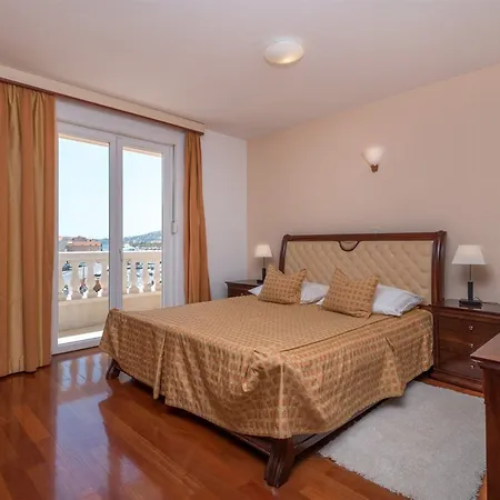 Palace 4*